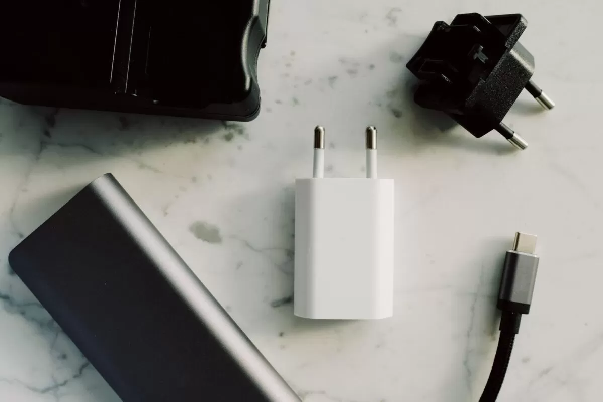 מטען רכב שחור עם שני חיבורי USB-C, מחובר לשקע הרכב עם שני כבלים מחוברים